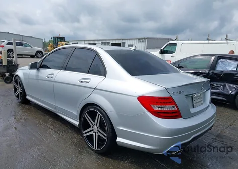 2014 Mercedes-Benz C 300 Luxury 4Matic/Sport 4Matic z USA, uszkodzony, nr VIN WDDGF8AB2ER310199